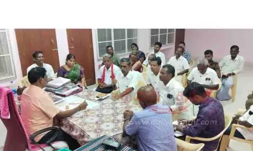 அடிப்படை வசதி கேட்டு கவன ஈர்ப்பு ஆர்ப்பாட்டம்: தாசில்தார் அலுவலகத்தில் அமைதி பேச்சுவார்த்தை அடிப்படை வசதி கேட்டு கவன ஈர்ப்பு ஆர்ப்பாட்டம்: தாசில்தார் அலுவலகத்தில் அமைதி பேச்சுவார்த்தை