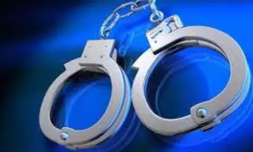 முத்திரை தாள் விற்பனையாளரை மிரட்டி பணம் பறித்த நவநிர்மான் சேனா பிரமுகர் கைது