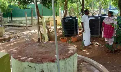 அரசு பள்ளியில் சோப்பு ஆயில் கலந்த 3 குடிநீர் தொட்டிகள் அகற்றம்