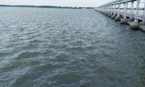 கடல்போல் காட்சி அளிக்கும் மாயனூர் கதவணை