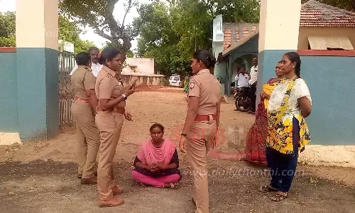 கணவர் மீது நடவடிக்கை கோரி போலீஸ் நிலையம் முன் பெண் தர்ணா கணவர் மீது நடவடிக்கை கோரி போலீஸ் நிலையம் முன் பெண் தர்ணா