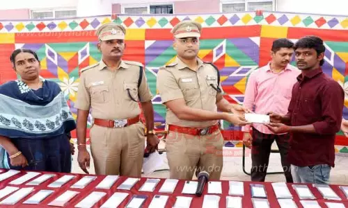 காணாமல் போன 100 செல்போன்கள் மீட்பு; உரிமையாளர்களிடம் போலீஸ் சூப்பிரண்டு ஒப்படைத்தார்