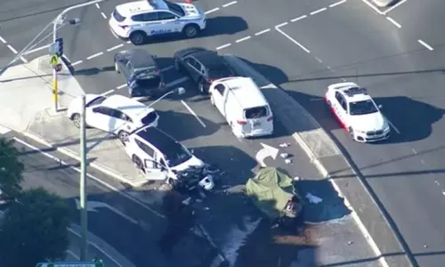 ஆஸ்திரேலியா: நெடுஞ்சாலையில் சென்ற 6 கார்கள் ஒன்றன்பின் ஒன்றாக மோதி விபத்து - பெண் பலி