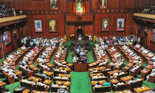கர்நாடக சட்டசபையில் கூச்சல்-குழப்பம் கர்நாடக சட்டசபையில் கூச்சல்-குழப்பம்