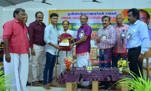 கவுந்தப்பாடி அரசு மாதிரி மேல்நிலைப்பள்ளியில் அதிக மதிப்பெண் பெற்ற மாணவர்களுக்கு பாராட்டு