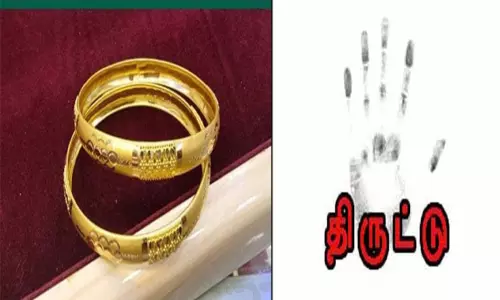 தங்க வளையல்களை திருடி சென்ற கில்லாடி பெண்கள்