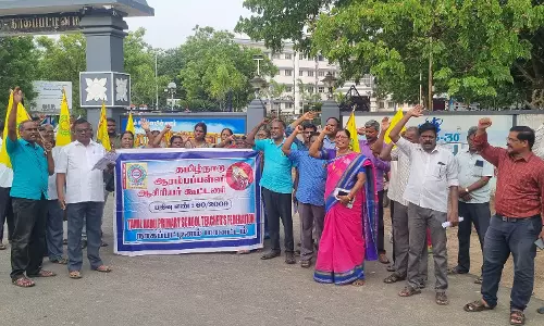 ஆரம்பப்பள்ளி ஆசிரியர் கூட்டணியினர் ஆர்ப்பாட்டம்