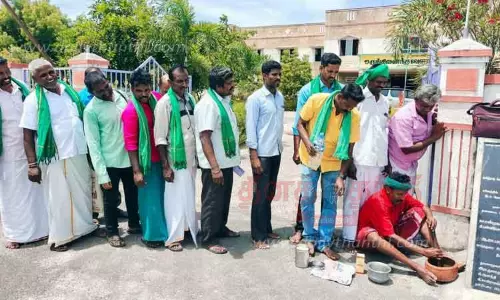 விவசாயிகள் கீரை கடைந்து நூதன ஆர்ப்பாட்டம்