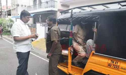 அதிக எண்ணிக்கையில் மாணவர்களை ஏற்றி சென்ற 15 ஆட்டோக்கள் பறிமுதல்