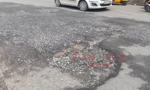 குண்டும், குழியுமான சாலையை சீரமைக்க வேண்டும்