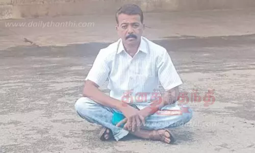 மீண்டும் பணி வழங்க கோரி தொழிலாளி தர்ணா