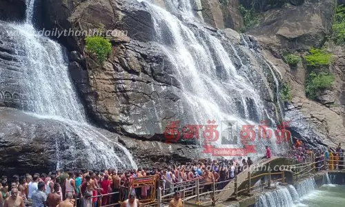 குற்றாலம் அருவிகளில் சுற்றுலா பயணிகள் உற்சாக குளியல்