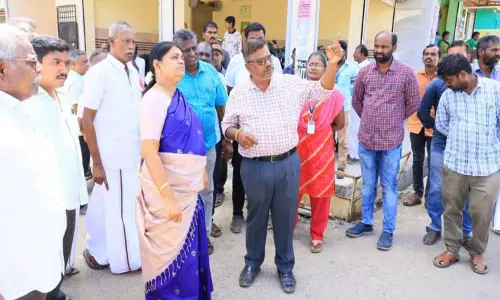 தூத்துக்குடி மேலூர் ரெயில் நிலையம் அருகே நடைமேடை மேம்பாலம் :அமைச்சர் ஆய்வு தூத்துக்குடி மேலூர் ரெயில் நிலையம் அருகே நடைமேடை மேம்பாலம் :அமைச்சர் ஆய்வு