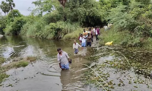 தியாகதுருகம் அருகே இறந்தவரின் உடலை அடக்கம் செய்ய ஓடை தண்ணீரை கடந்து செல்லும் உறவினர்கள்மேம்பாலம் அமைக்க கோரிக்கை