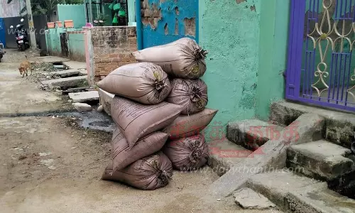 கிருஷ்ணகிரியில் இருந்துகர்நாடகாவிற்கு கடத்த முயன்ற 2 டன் ரேஷன் அரிசி பறிமுதல்2 பேர் கைது