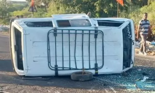 வேன் மோதி கடற்படை வீரர் படுகாயம்