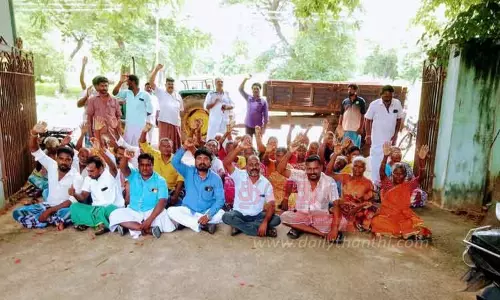 பாம்பு கடிக்கு சிகிச்சை அளிக்காததை கண்டித்து பொதுமக்கள் ஆர்ப்பாட்டம்