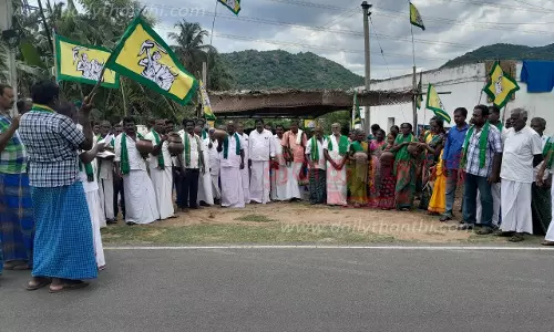 கொளத்தூர் அருகே விவசாயிகள் பாதுகாப்பு சங்கத்தினர் 9-வது நாளாக போராட்டம்