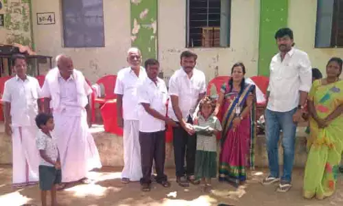 அரசு பள்ளி மாணவர்களுக்கு பரிசளிப்பு