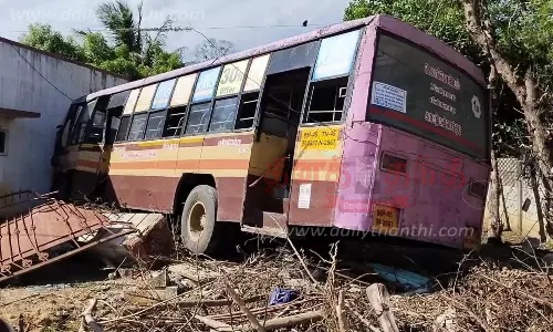 வீட்டின் மீது மோதிய அரசு பஸ்