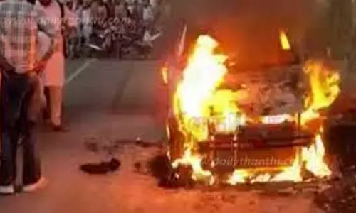 ஓடும் காரில் திடீர் தீ ஓடும் காரில் திடீர் தீ