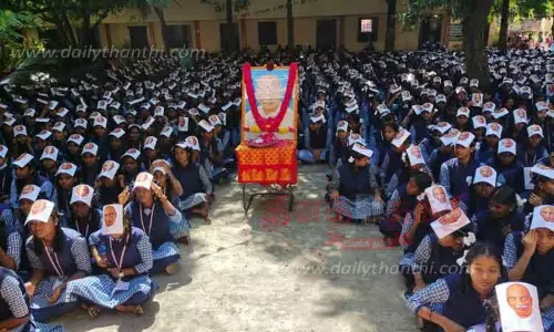 காமராஜர் முகமூடி அணிந்த மாணவிகள்