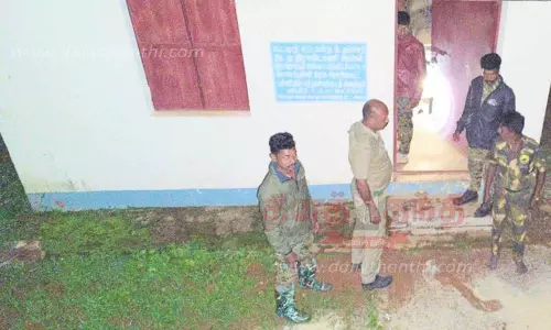 சத்துணவு கூடத்தை உடைத்த காட்டுயானை