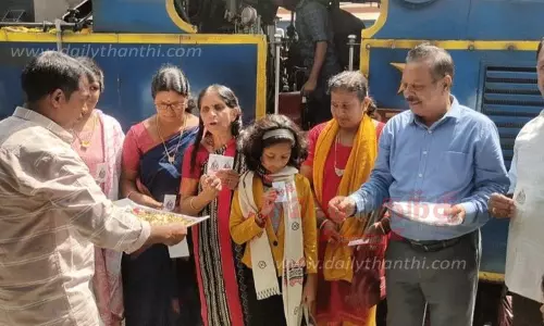 சுற்றுலா பயணிகளுக்கு இனிப்பு வழங்கி கொண்டாட்டம்