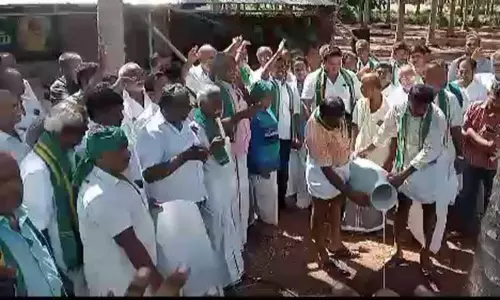 பாலை கொட்டி விவசாயிகள் போராட்டம்