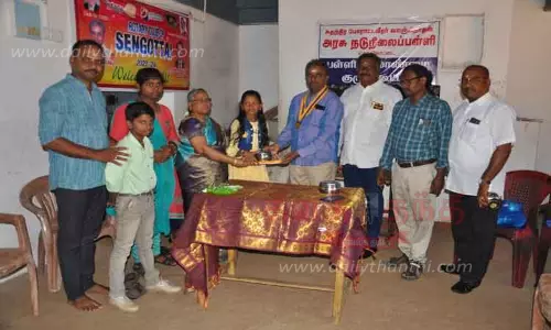 போட்டியில் வெற்றி பெற்ற மாணவர்களுக்கு பரிசு போட்டியில் வெற்றி பெற்ற மாணவர்களுக்கு பரிசு