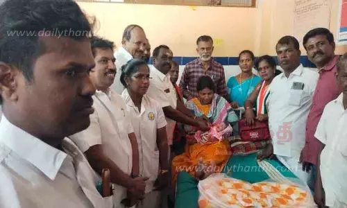 அரசு ஆஸ்பத்திரியில் பிறந்த குழந்தைகளுக்கு தங்க மோதிரம்