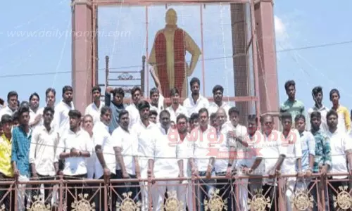 காமராஜர் சிலைக்கு தி.மு.க.வினர் மாலை அணிவிப்பு