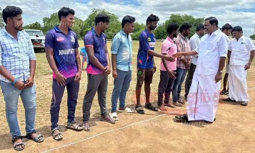 அதகபாடியில் கிரிக்கெட் போட்டி தி.மு.க. மாவட்ட செயலாளர் தடங்கம் சுப்பிரமணி தொடங்கி வைத்தார் அதகபாடியில் கிரிக்கெட் போட்டி தி.மு.க. மாவட்ட செயலாளர் தடங்கம் சுப்பிரமணி தொடங்கி வைத்தார்