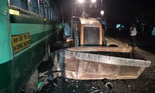 அரசு பஸ் மீது பொக்லைன் வாகனம் மோதி  14 பேர் படுகாயம்