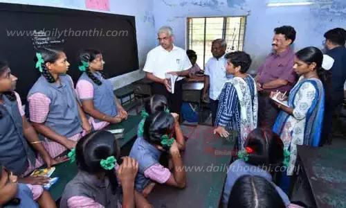 அரசு பள்ளி மாணவிகளிடம் கலந்துரையாடிய தலைமைச்செயலாளர் சிவ்தாஸ் மீனா