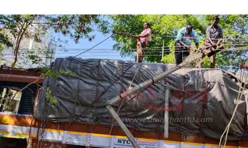 லாரி மோதி முறிந்து விழுந்த மின் கம்பம்