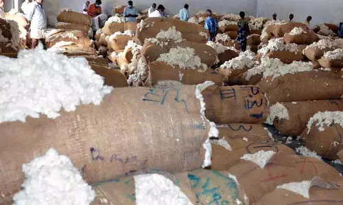 கொங்கணாபுரம் கூட்டுறவு சங்கத்தில் ரூ.1.40 கோடிக்கு பருத்தி ஏலம்