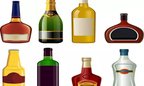 மதுபாட்டில்கள் பறிமுதல்; 2 பேர் மீது வழக்கு