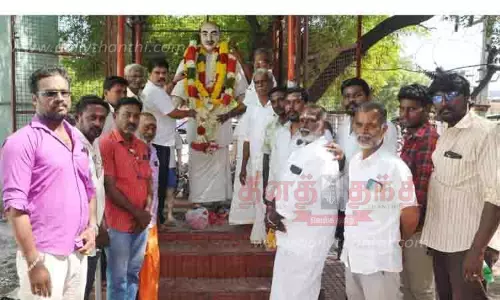 காமராஜர் சிலைக்கு நாடார் சங்கத்தினர் மாலை அணிவித்து மரியாதை காமராஜர் சிலைக்கு நாடார் சங்கத்தினர் மாலை அணிவித்து மரியாதை
