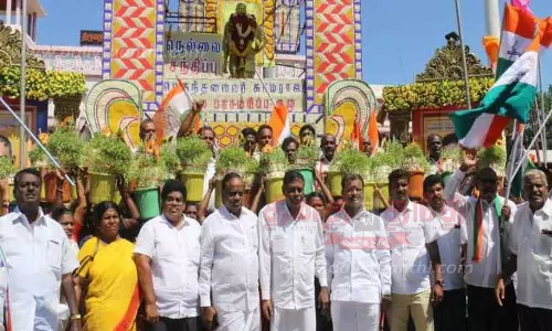 காமராஜர் சிலைக்கு அரசியல் கட்சியினர் மாலை அணிவித்து மரியாதை காமராஜர் சிலைக்கு அரசியல் கட்சியினர் மாலை அணிவித்து மரியாதை