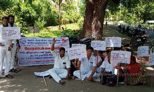 பெல் மருத்துவமனை ஒப்பந்த பணியாளர்கள் ஆர்ப்பாட்டம்