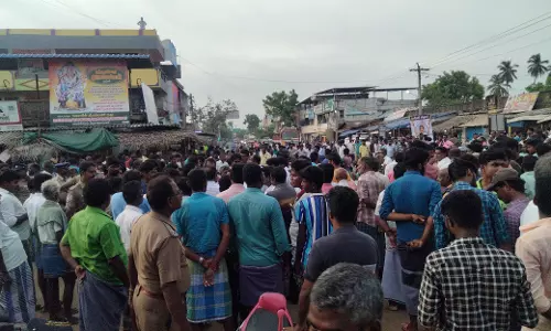 மோட்டார் சைக்கிள் மீது பள்ளி வேன் மோதி பாலிடெக்னிக் மாணவர் பலி மோட்டார் சைக்கிள் மீது பள்ளி வேன் மோதி பாலிடெக்னிக் மாணவர் பலி