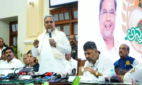 இல்லத்தரசிகளுக்கு மாதந்தோறும் ரூ.2 ஆயிரம் வழங்கும் திட்டம் 19-ந் தேதி முதல் விண்ணப்பிக்கலாம் - கர்நாடக அரசு அறிவிப்பு