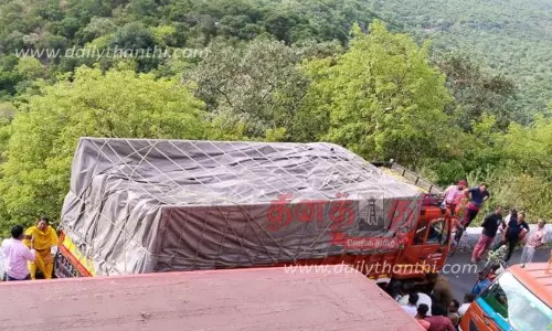 திம்பம் மலைப்பாதையில் பழுதாகி நின்ற லாரி; 4 மணிநேரம் போக்குவரத்து பாதிப்பு