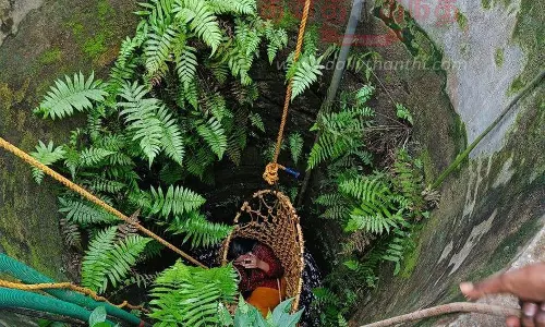 களியக்காவிளை அருகேகிணற்றில் தவறி விழுந்த பெண் மீட்பு களியக்காவிளை அருகேகிணற்றில் தவறி விழுந்த பெண் மீட்பு