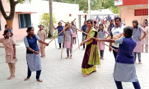 அரசு விடுதி மாணவிகளுக்கு சிலம்பாட்டம் பயிற்சி