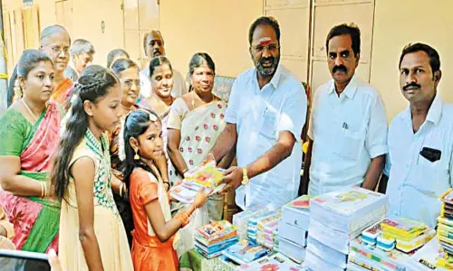 கர்மவீரர் காமராஜரின் 121-ம் ஆண்டு பிறந்தநாளையொட்டி பள்ளி மாணவர்களுக்கு ரூ.3 லட்சத்தில் கல்வி உபகரணங்கள்