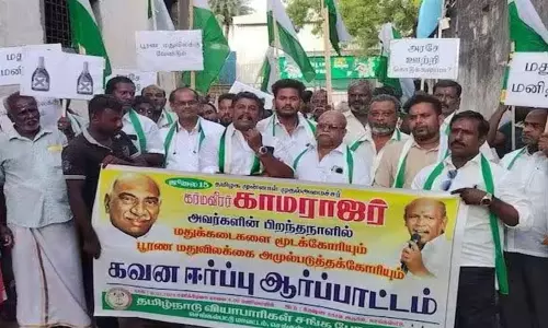 செங்கல்பட்டு புதிய பஸ் நிலையம் அருகே தமிழ்நாடு வியாபாரிகள் சங்க பேரவை சார்பில் டாஸ்மாக் கடையை முற்றுகையிட்டு போராட்டம்
