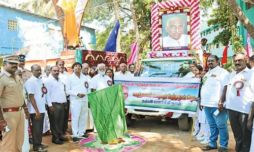 மணலி டாக்டர் சிவந்தி ஆதித்தனார் பெண்கள் பள்ளி சார்பில் காமராஜர் உருவ படத்துடன் மாணவிகள் ஊர்வலம்