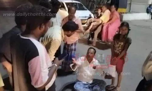 மகளுடன் விவசாயி சாலை மறியல்